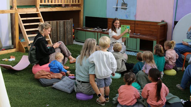 Auteur Yasmine Versteele leest voor uit haar boek.