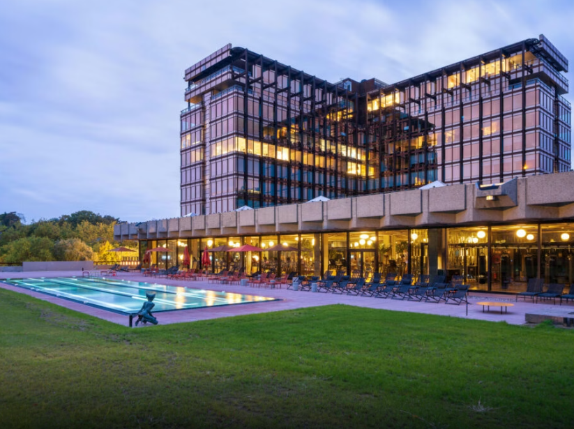 The floating building La Royale Belge / MI