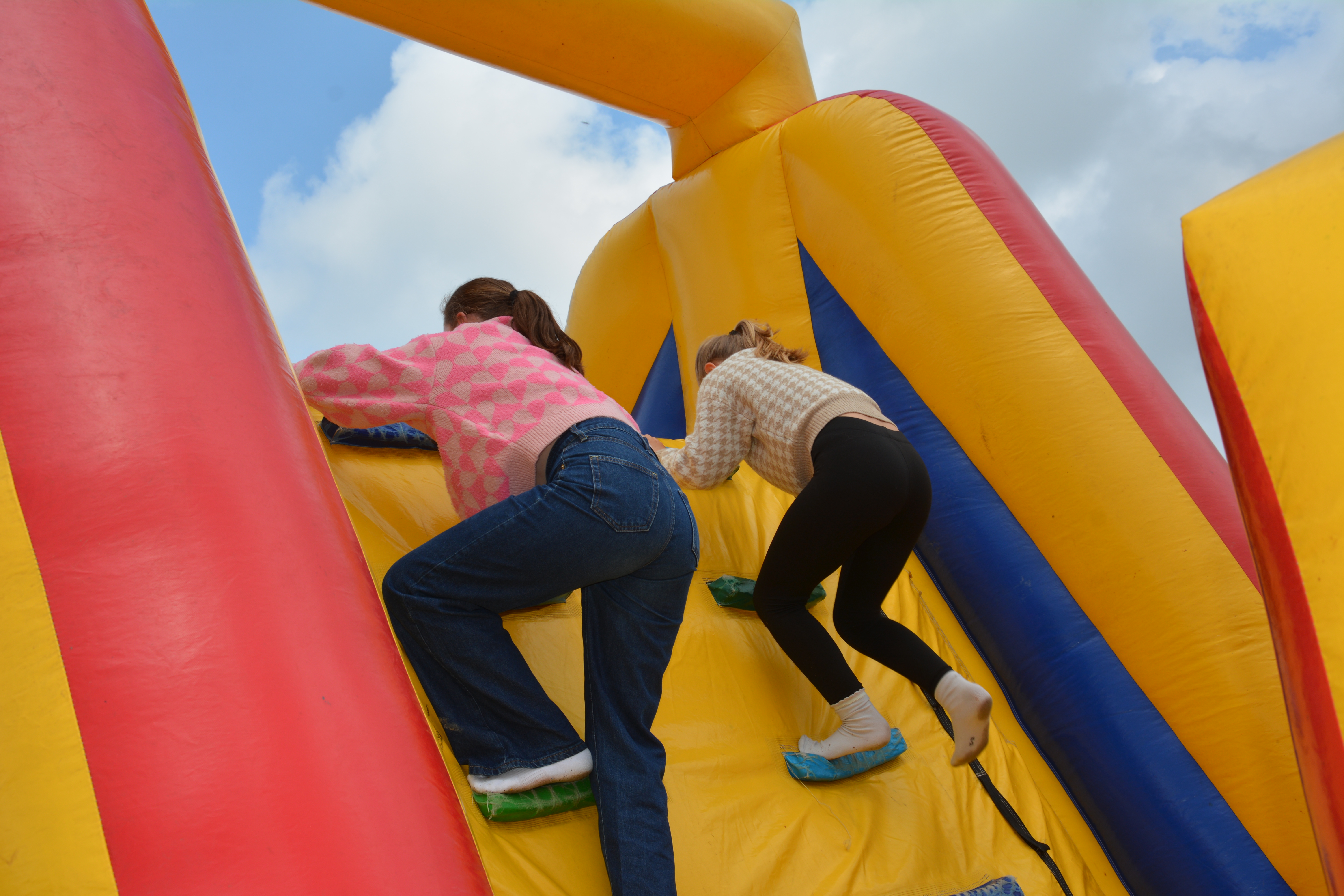 Spelende kinderen tijdens Buitenspeeldag 2025