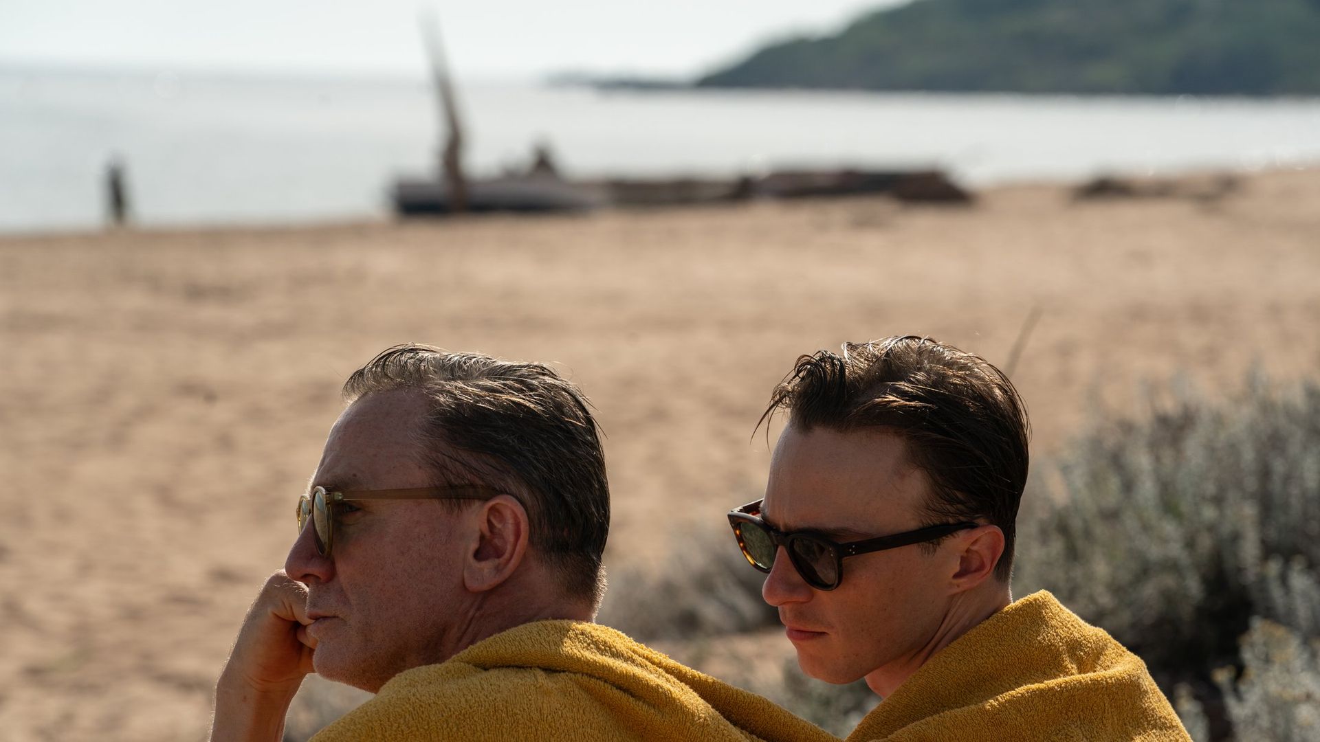 De schrijver op het strand met de jonge Eugene.