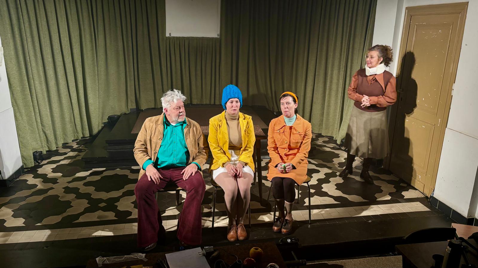 De cast tijdens de repetitie