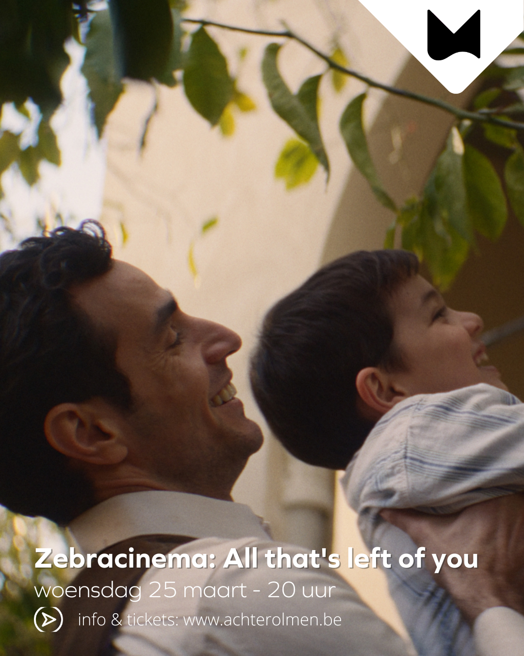 Jongen die zijn zoontje optilt om een sinaasappel te plukken