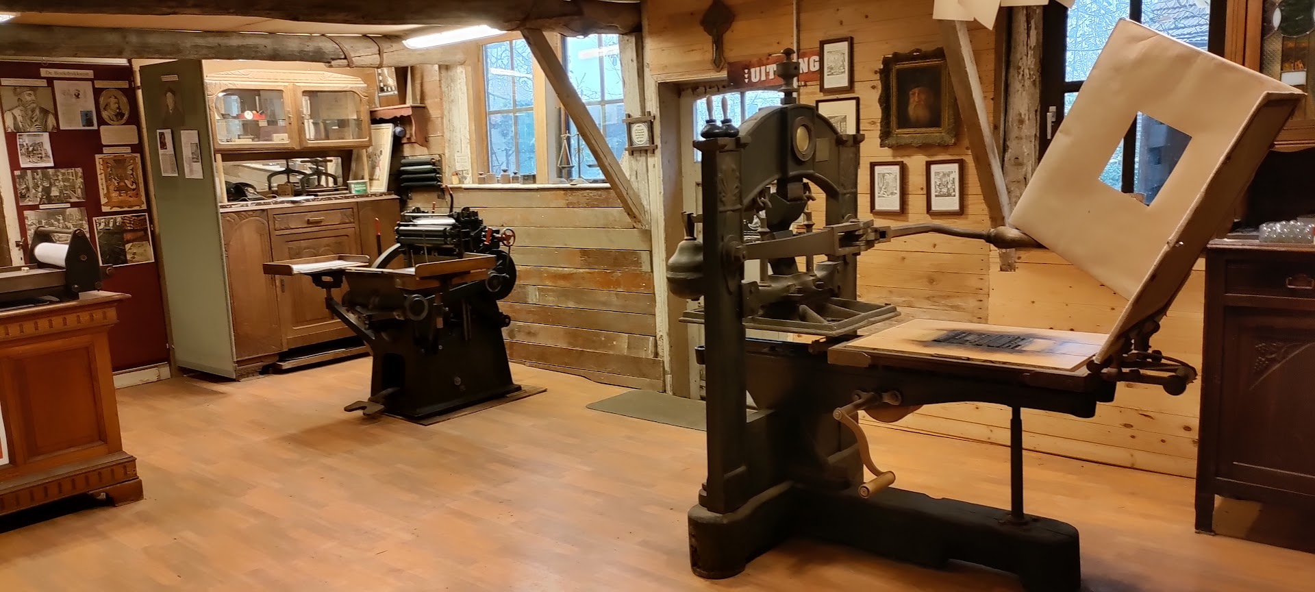 Zicht op een deel van mijn atelier met de oudste drukpers vooraan uit 1830. Alle machines en materiaal is operationeel.