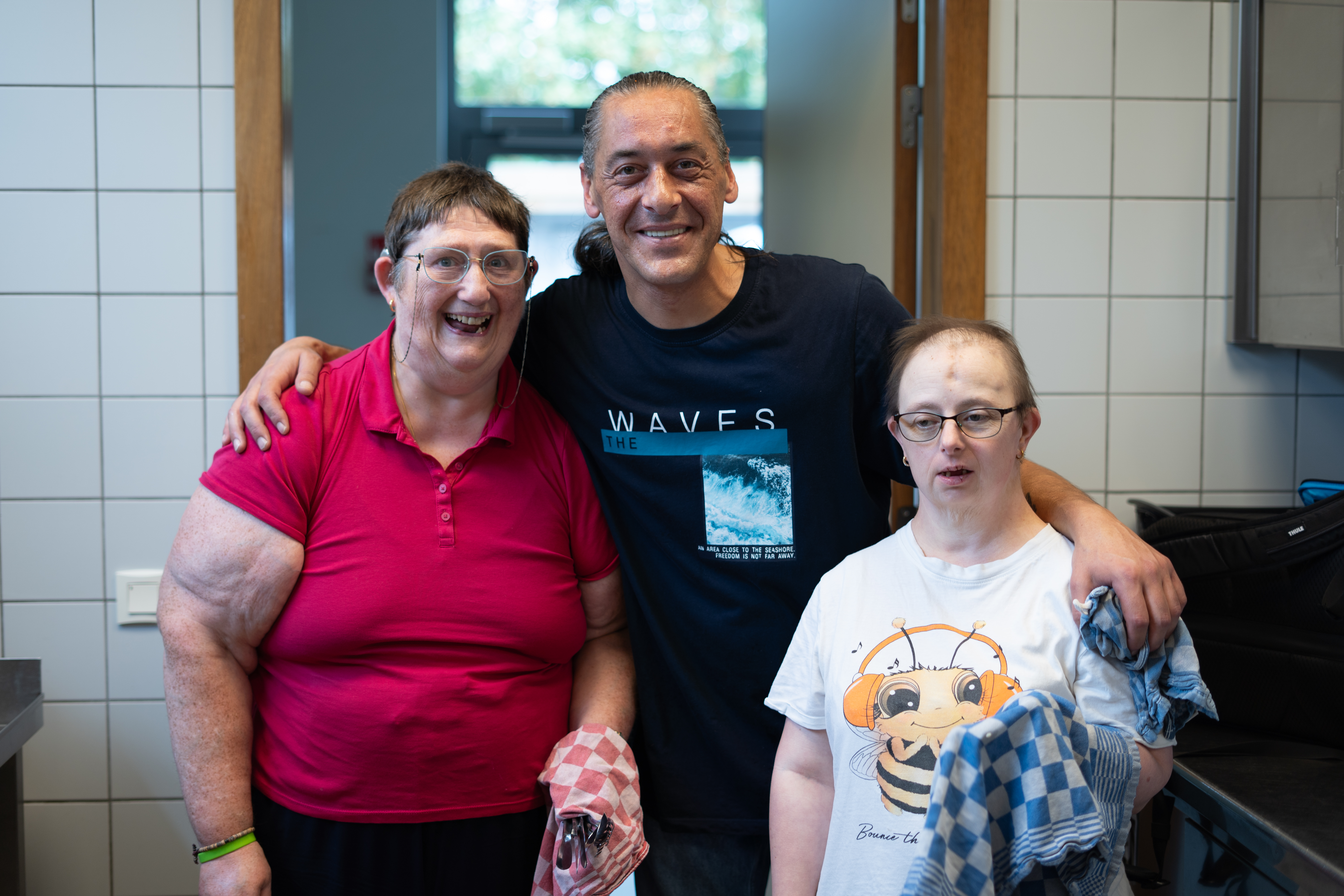 Peter aan de afwas met cliënten