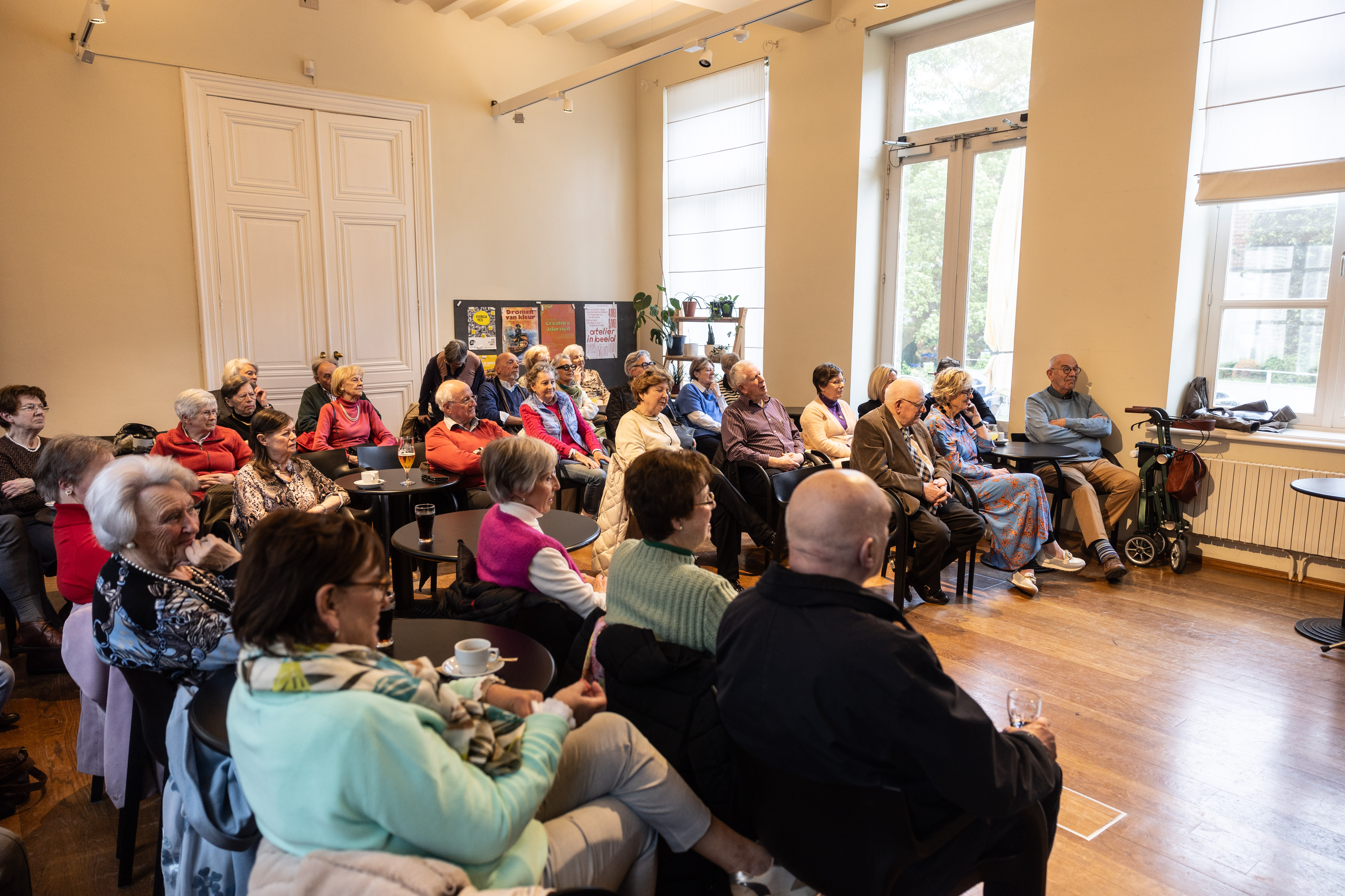Je ziet het publiek tijdens een KEIK-lezing in Het Stadsmus.