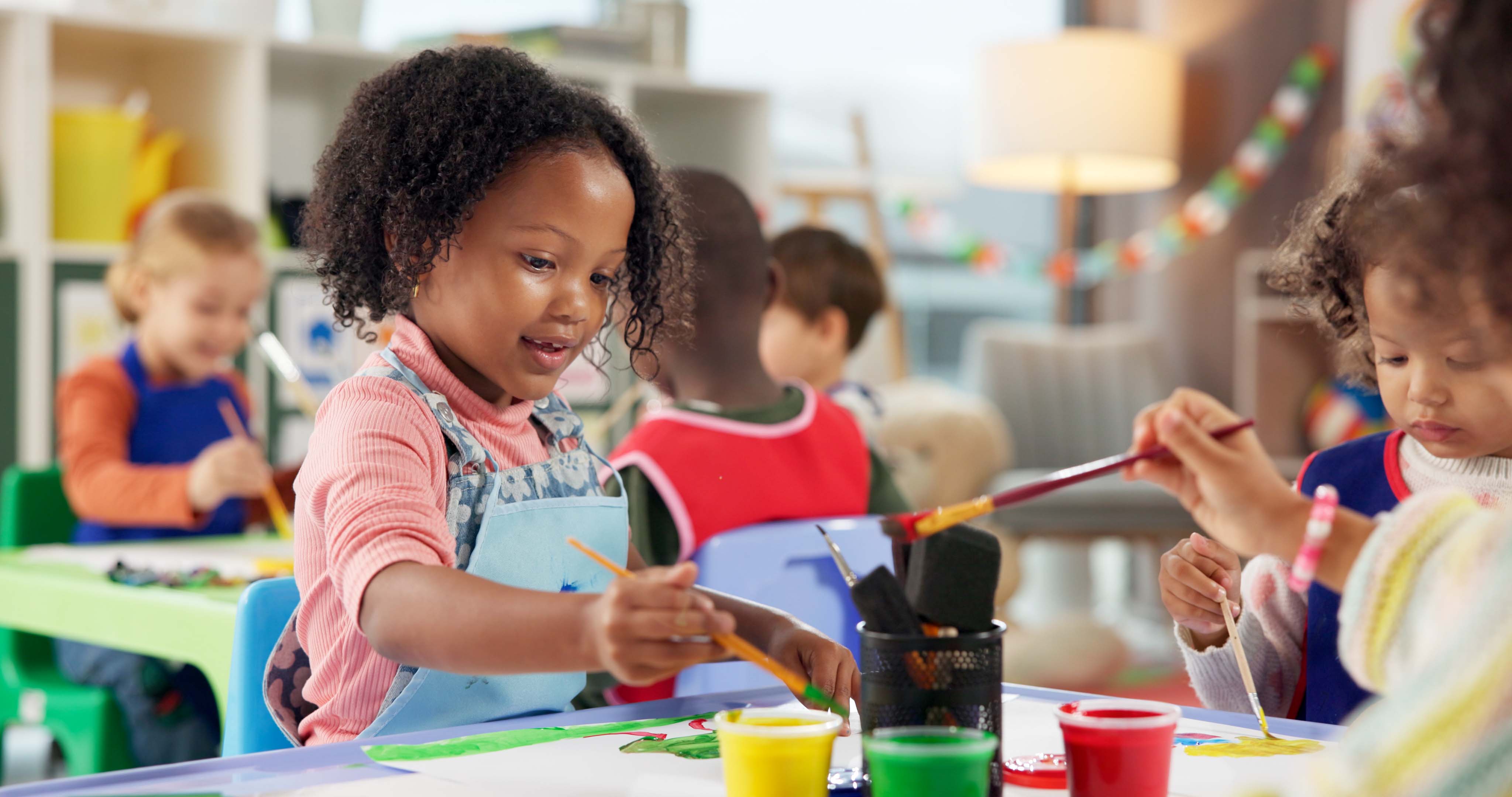 Kinderen knutselen samen in een Huis van het Kind in Antwerpen.