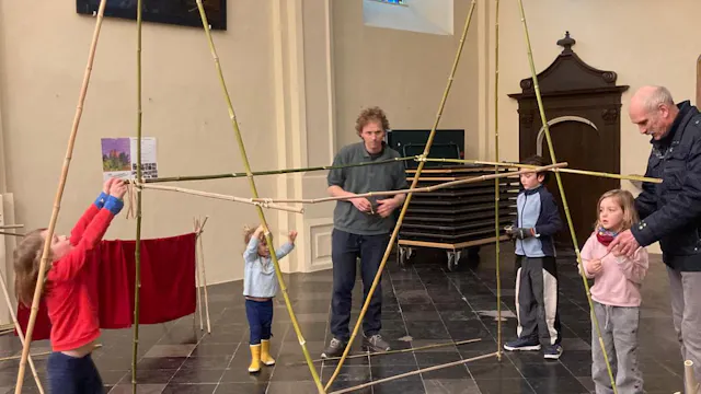 Reuzen binnen spelen.