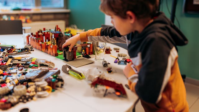 Kind speelt met Lego.