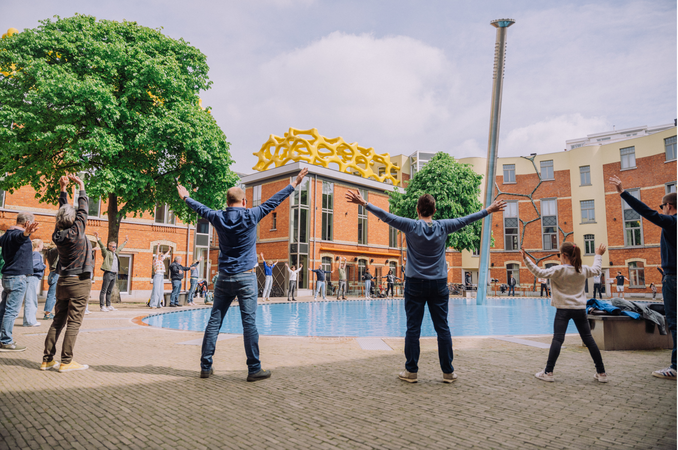 Lachsessie op het middelplein van de Zebrastraat