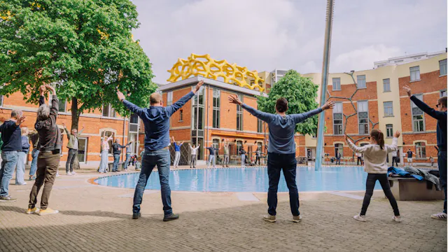 Lachsessie op het middelplein van de Zebrastraat