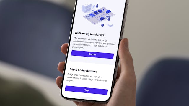 Persoon die smartphone vasthoudt waarop het welkomscherm van Handypark is te zien