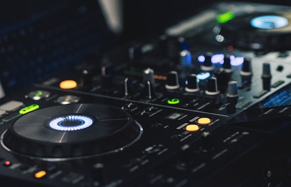 DJ