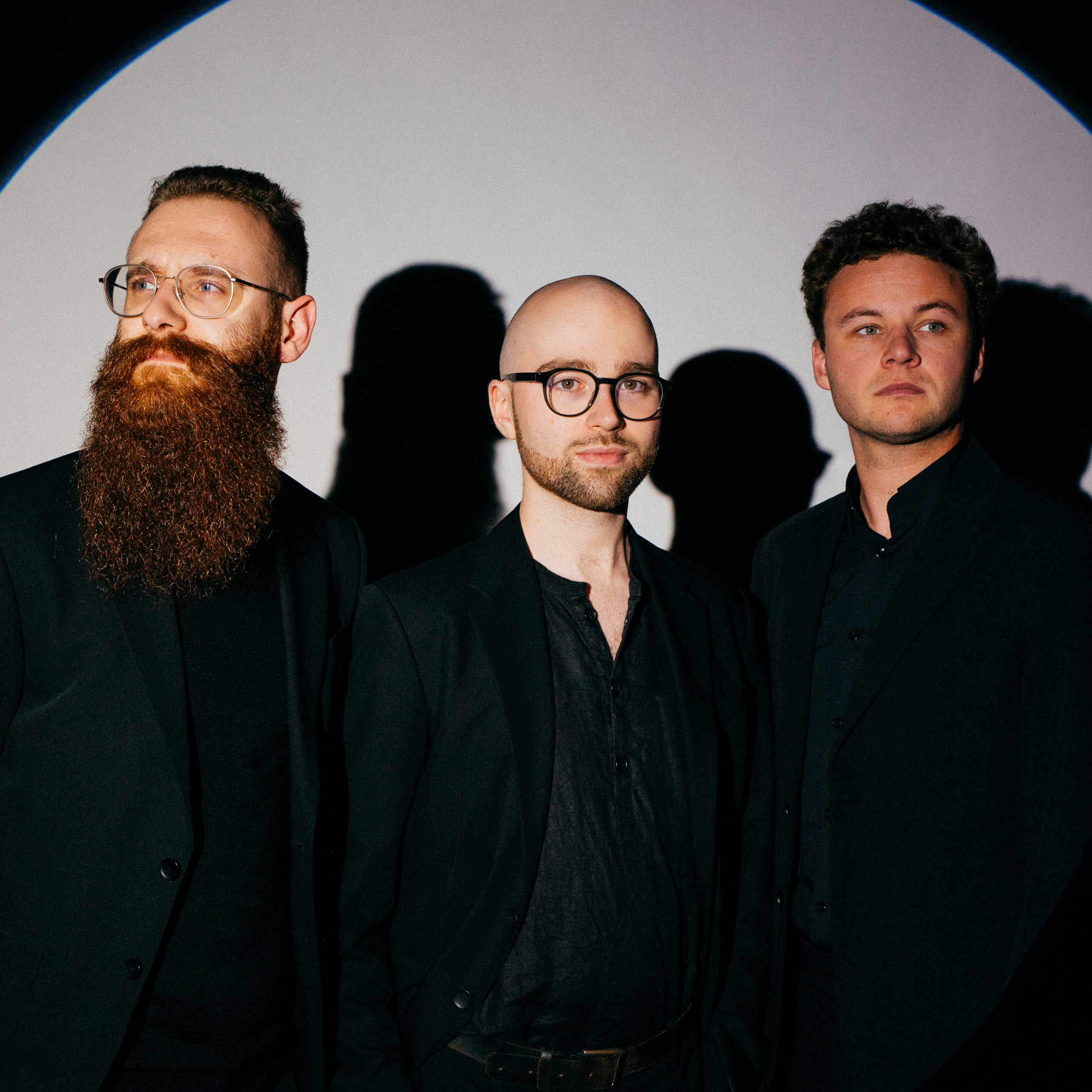 Afbeelding van de drie muzikanten: Jeroen De Beer, viool Pieter-Jan De Smet, cello Pieter-Jan Verhoyen, piano