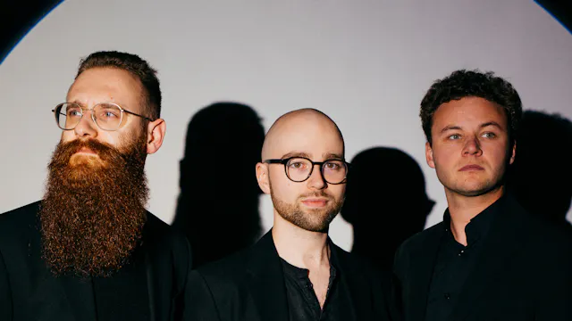 Afbeelding van de drie muzikanten: Jeroen De Beer, viool Pieter-Jan De Smet, cello Pieter-Jan Verhoyen, piano