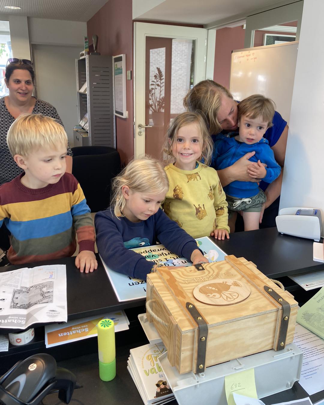 Hier zie je enthousiaste schattenjagers bij de schatkist van Schatten van Vlieg in 2024.