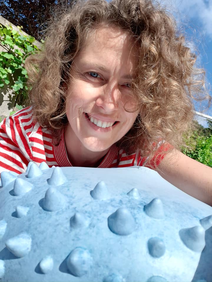 Katrien Pandelaers met vaas