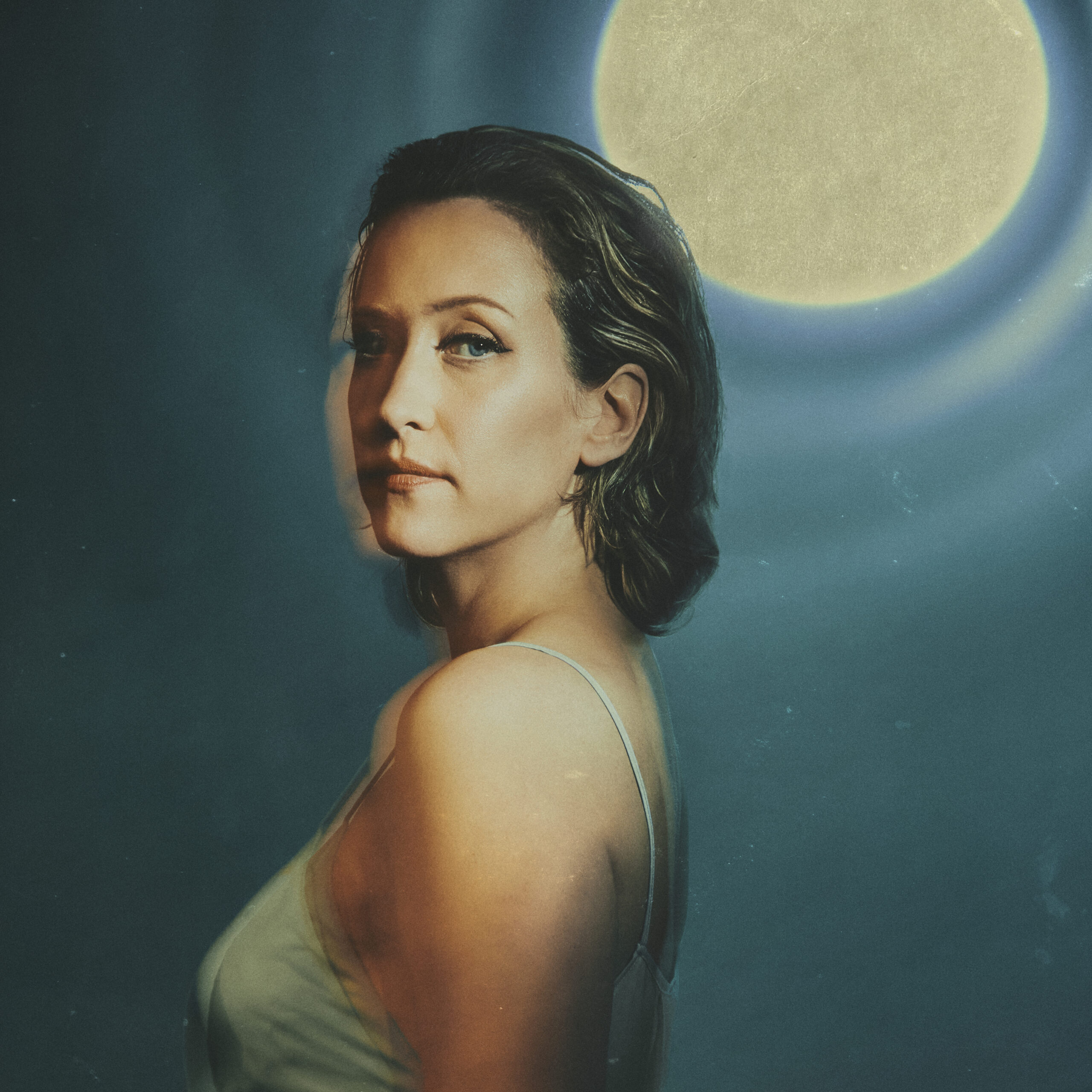 Few Bits presenteert hun langverwachte derde album live in Club Wintercircus: maak kennis met de nieuwe songs en laat je meevoeren door hun zonovergoten melodieën en bittersweet teksten.