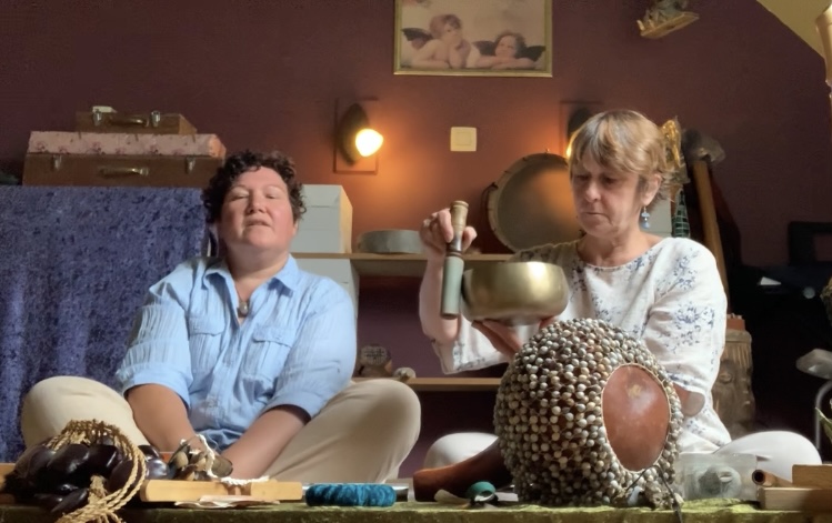 twee vrouwen achter percussie-instrumenten. Een met een klankschaal. 