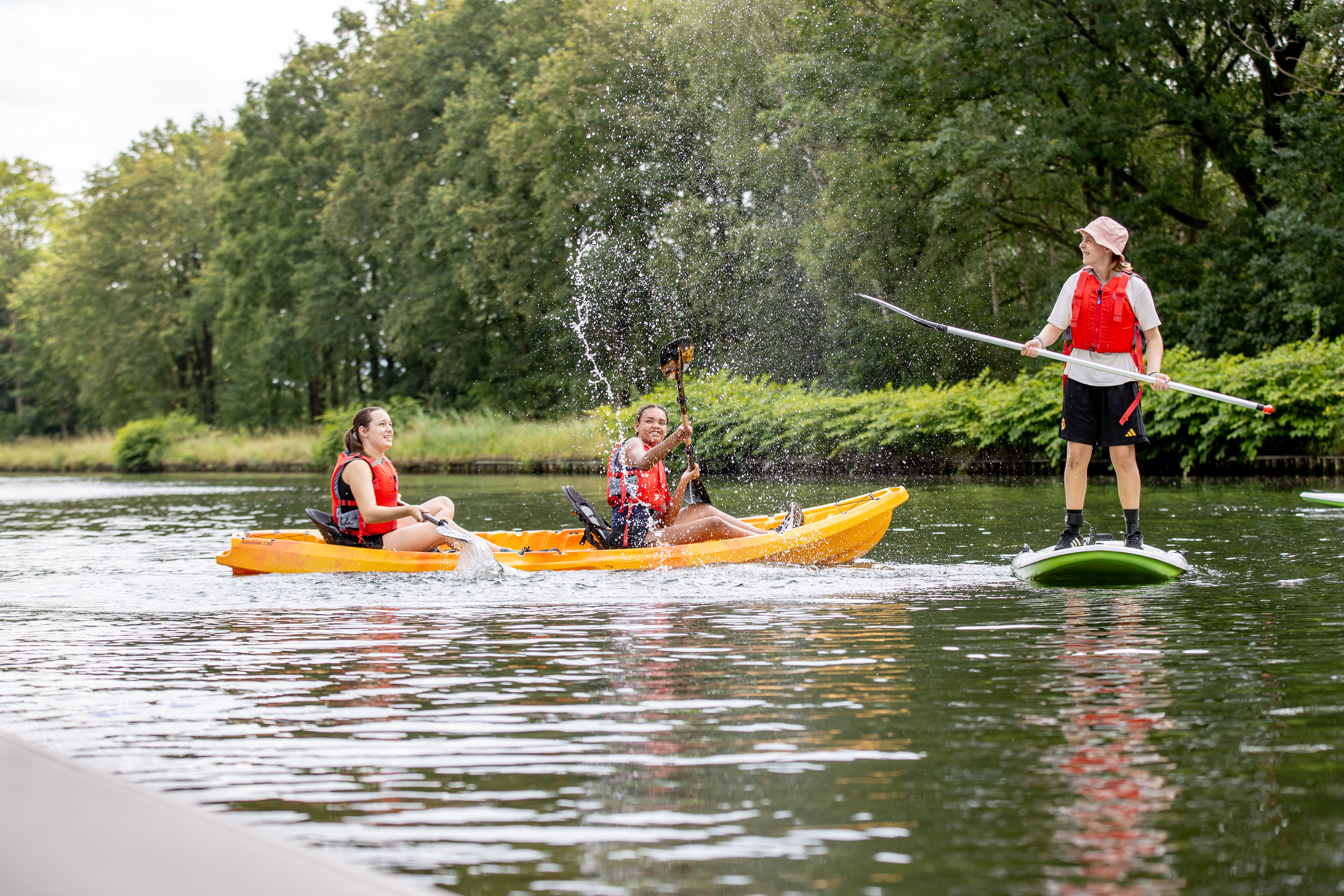 zorgeloos het water op