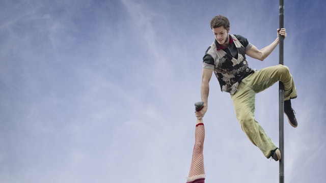 Parktheaterfestival - twee acrobaten in de lucht