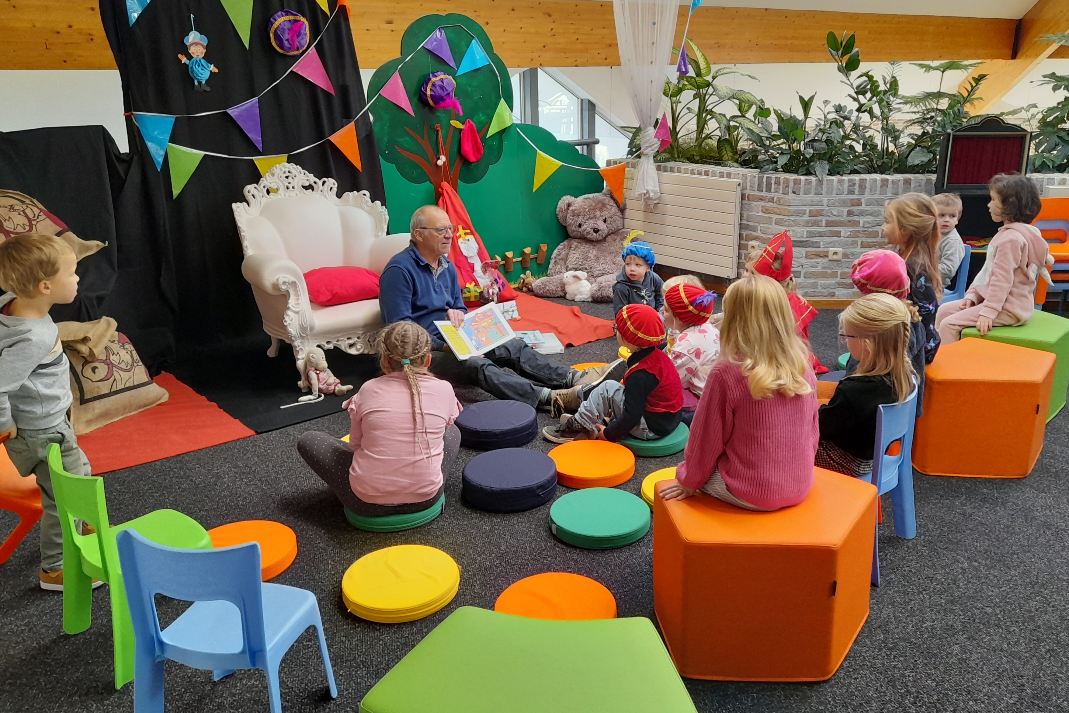 2023-12-02 Jan leest voor Sint.jpg