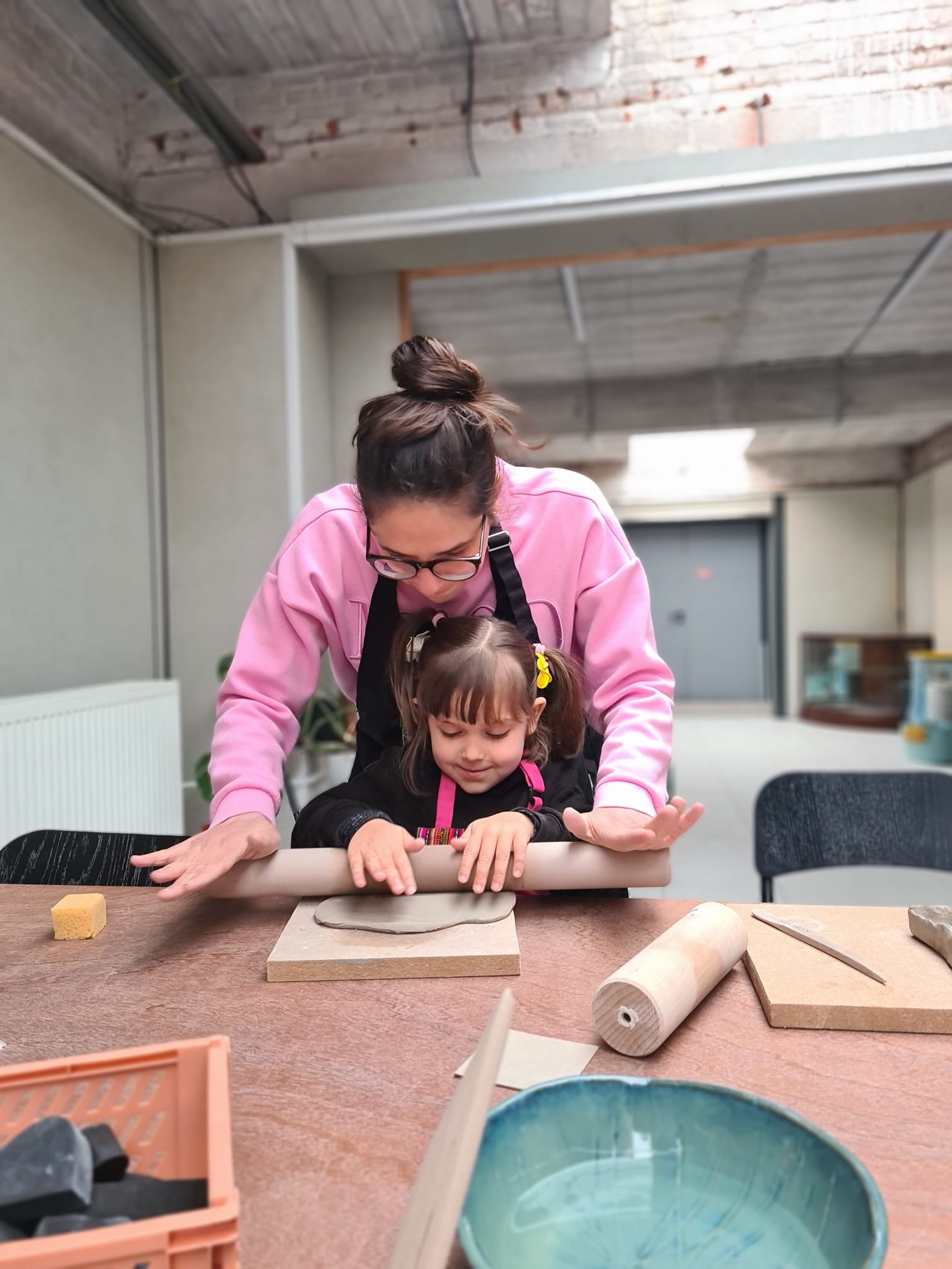 Sfeervolle foto van een "Samen Kleien" workshop