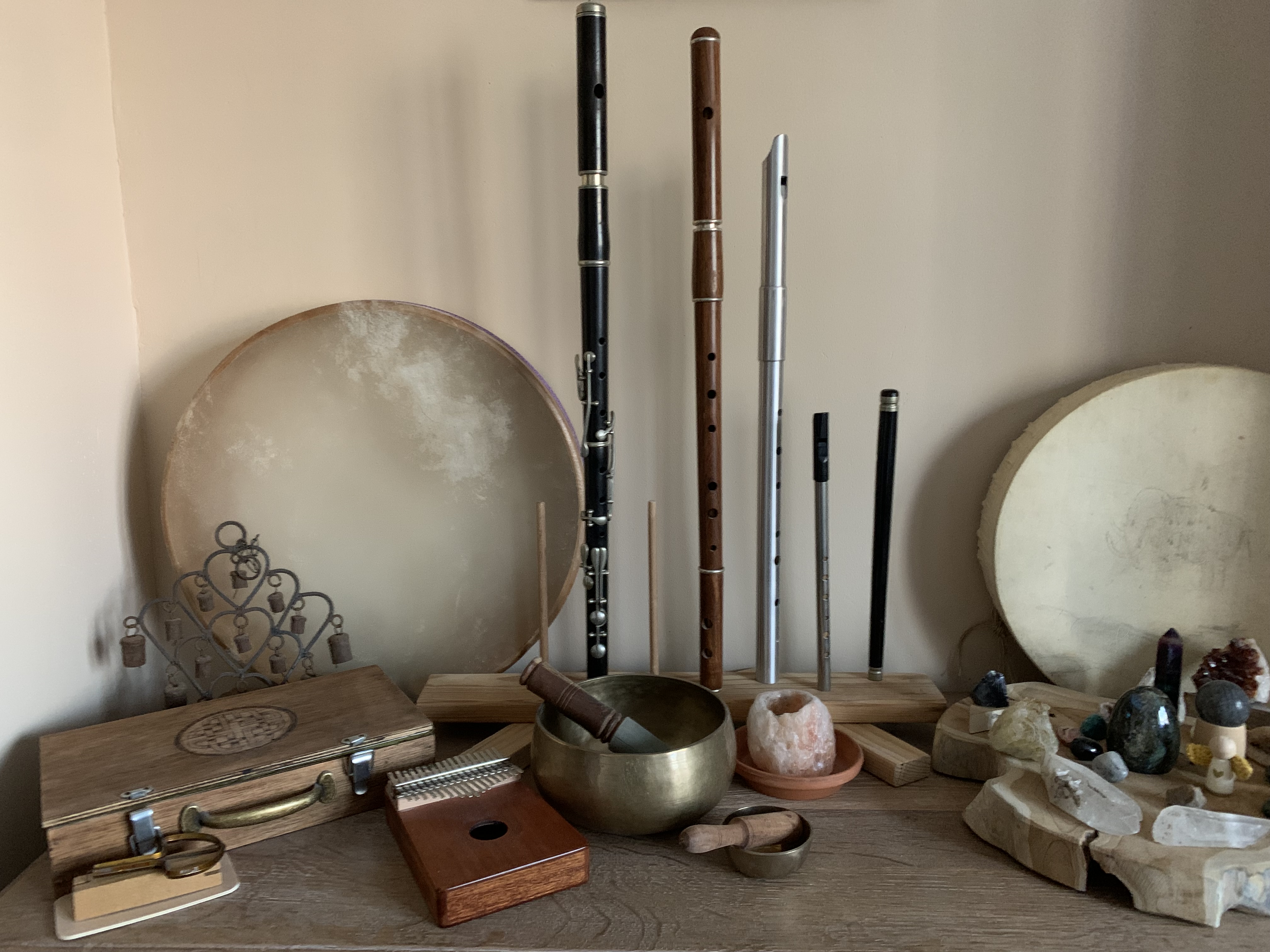 fluiten, drums en klankschalen