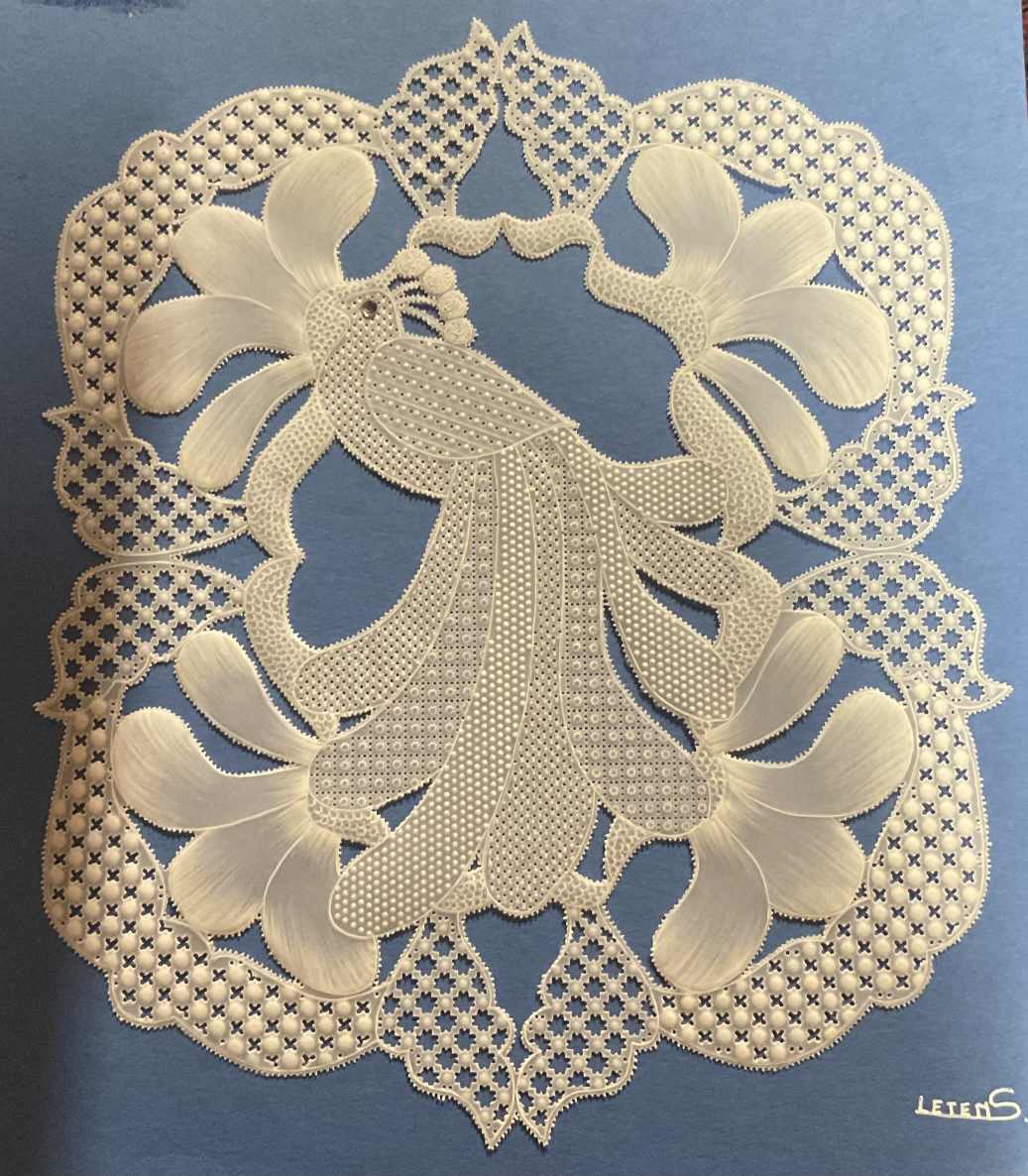 Nadat de patronen zijn gebosseleerd, geperforeerd en geknipt, verbeteren veel kunstenaars het ontwerp verder door kleur toe te voegen met mediums zoals potloden, inkt, acrylverf en stiften.