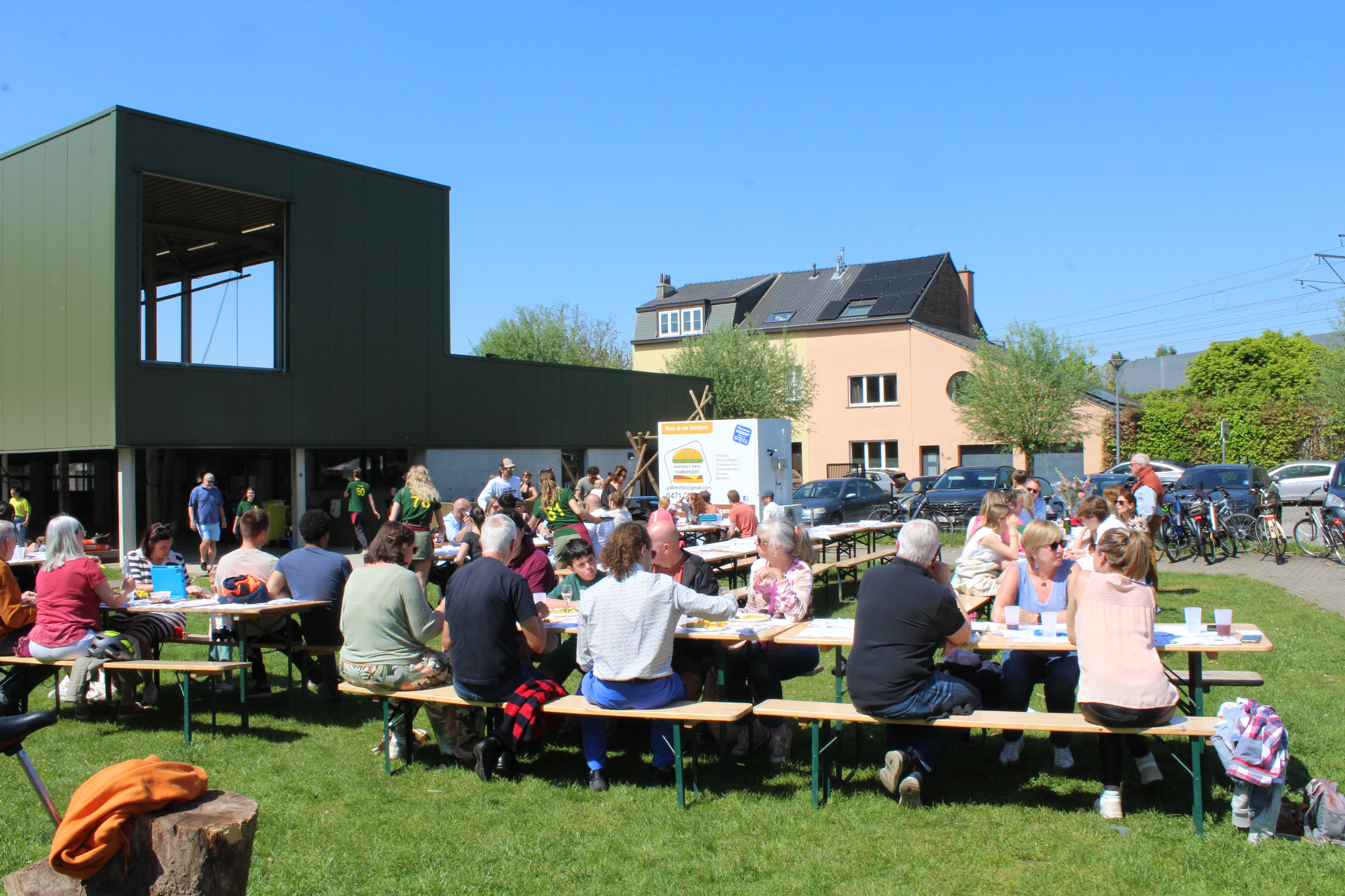 Voldoende zitgelegenheid binnen en buiten.