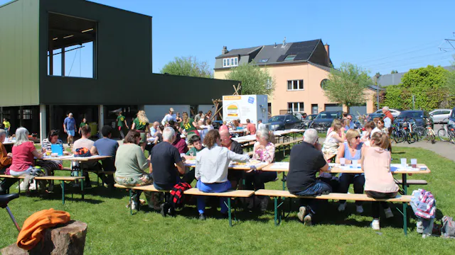 Voldoende zitgelegenheid binnen en buiten.