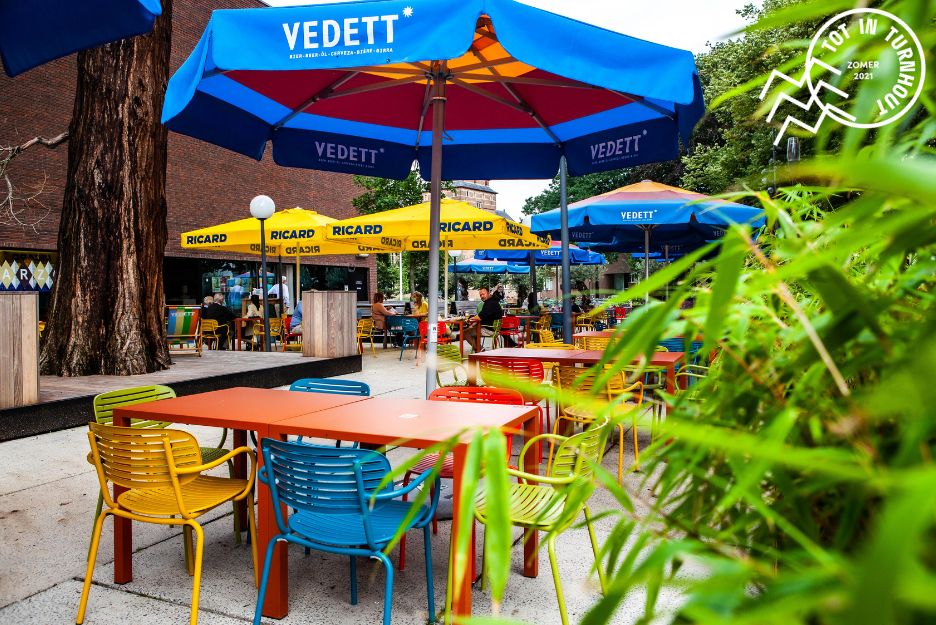 Het terraspodium op het buitenterras serveert wekelijkse terrasconcerten in de zomer op woensdagavond.