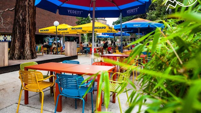 Het terraspodium op het buitenterras serveert wekelijkse terrasconcerten in de zomer op woensdagavond.
