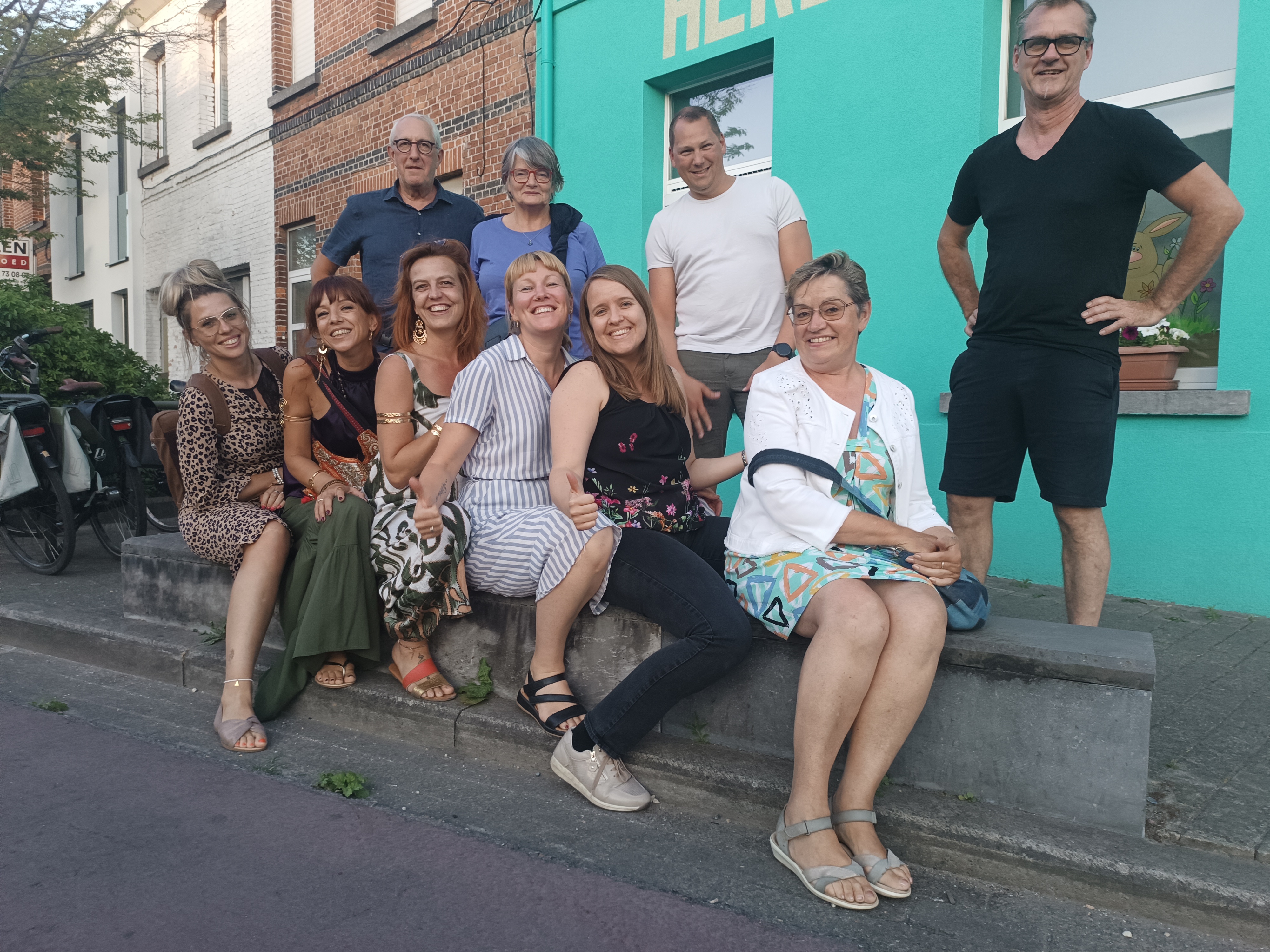 Wij zijn een groep geëngageerde bewoners uit de Kroonmolenwijk in Sint-Niklaas. Met steun van het wijkbudget zetten we samen onze schouders onder een warmere, groenere en meer verbonden wijk.  Doe je mee?  Linde, Tine, Nadia, Funkey en Tom