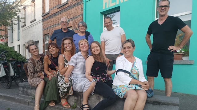 Wij zijn een groep geëngageerde bewoners uit de Kroonmolenwijk in Sint-Niklaas. Met steun van het wijkbudget zetten we samen onze schouders onder een warmere, groenere en meer verbonden wijk. Doe je mee? Linde, Tine, Nadia, Funkey en Tom