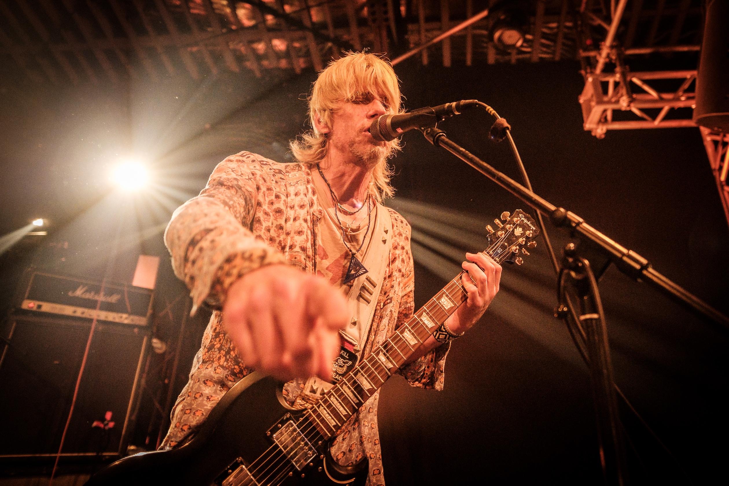Nebula speelt stonerrock met een dikke psychedelische mist eromheen: zware, fuzz‑gedrenkte riffs, propvolle drums en gitaren die bulderen en grommen.