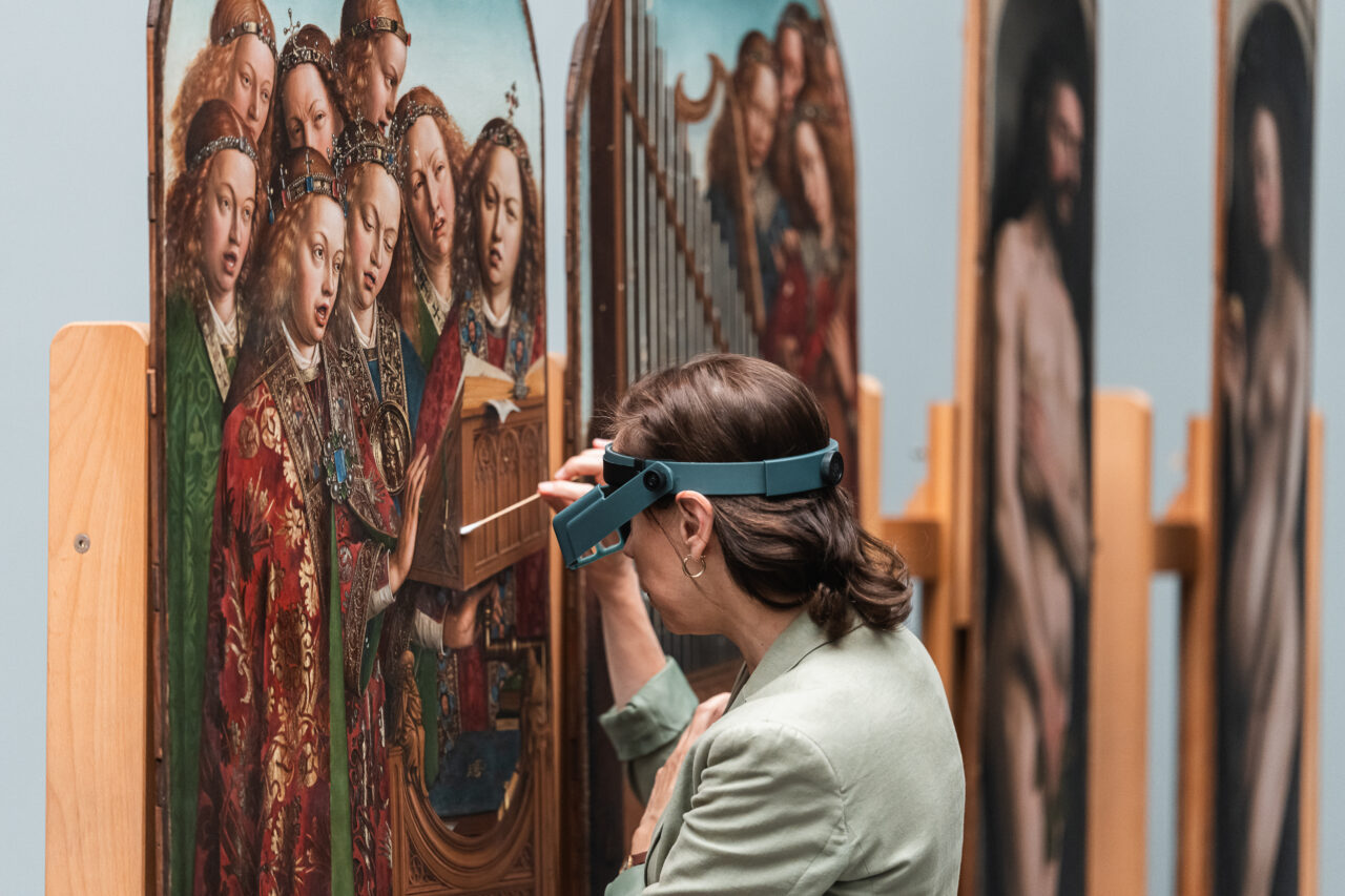 Restauratie Hubert en Jan van Eyck, De aanbidding van het Lam Gods, 1432, Met dank aan Sint-Baafskathedraal © Martin Corlazzoli