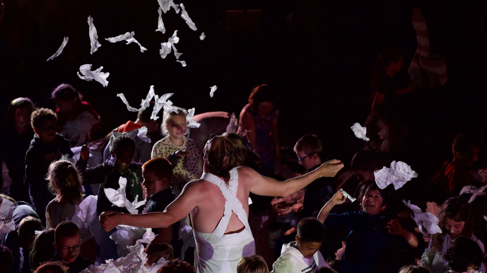 Sous la neige / Onder de sneeuw (2+) - Compagnie des Bestioles (FR)