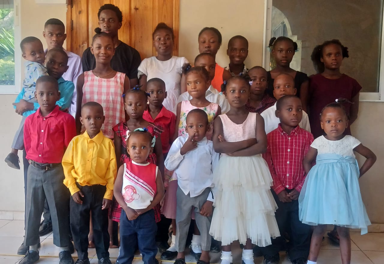 Groepsfoto van de kinderen en jongeren