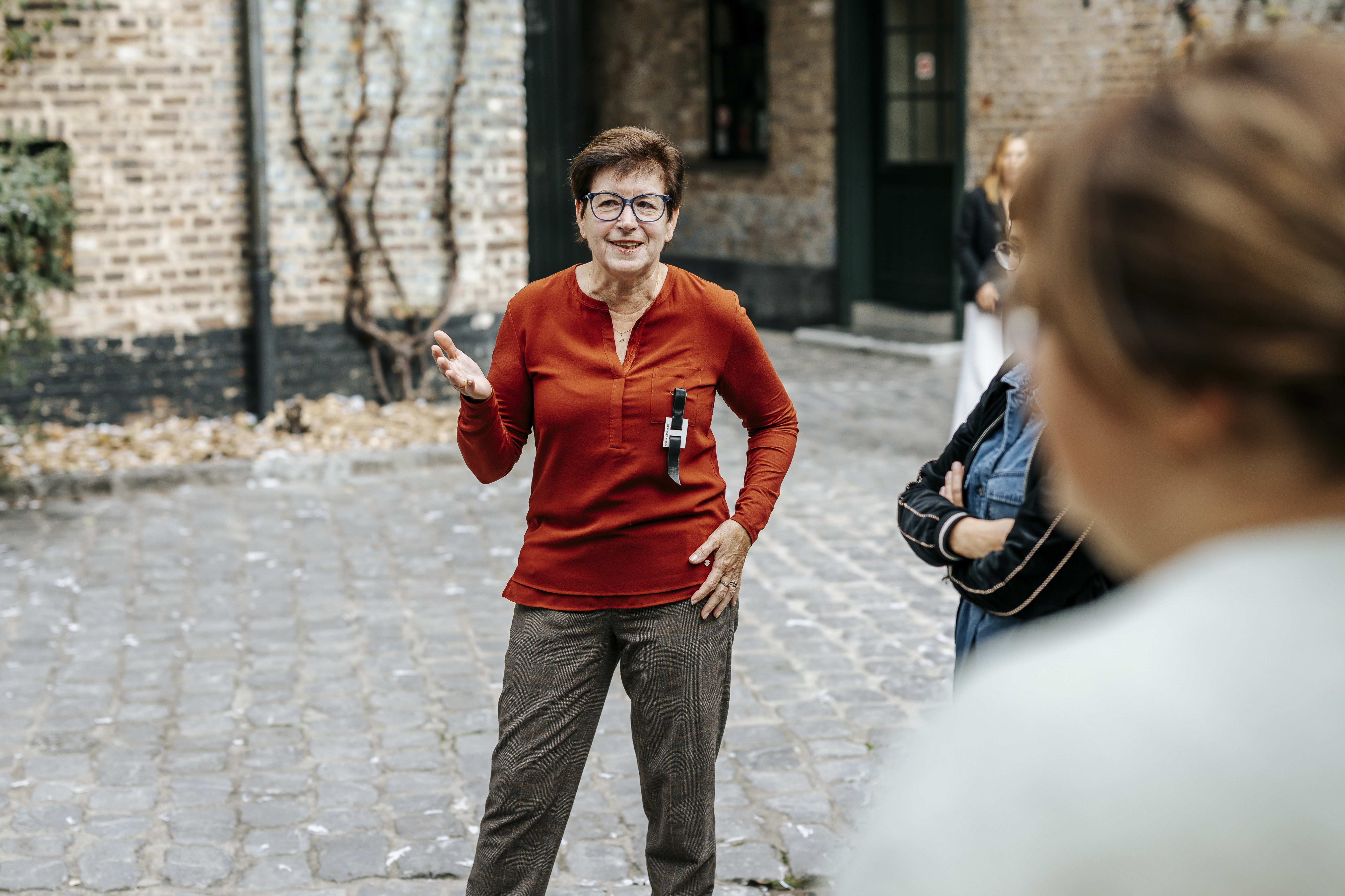 Gids geeft uitleg over het Jenevermuseum op de binnenkoer.