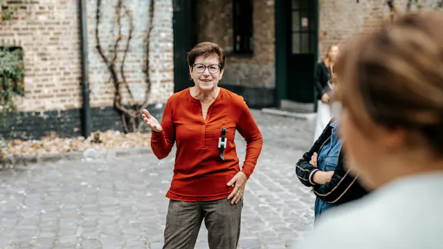 Gids geeft uitleg over het Jenevermuseum op de binnenkoer.