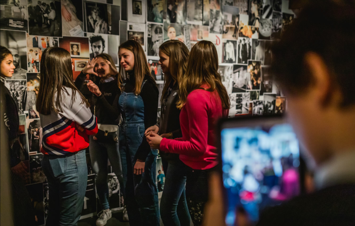 Leerlingen van het secundair onderwijs tijdens een rondleiding in Modemuseum Hasselt