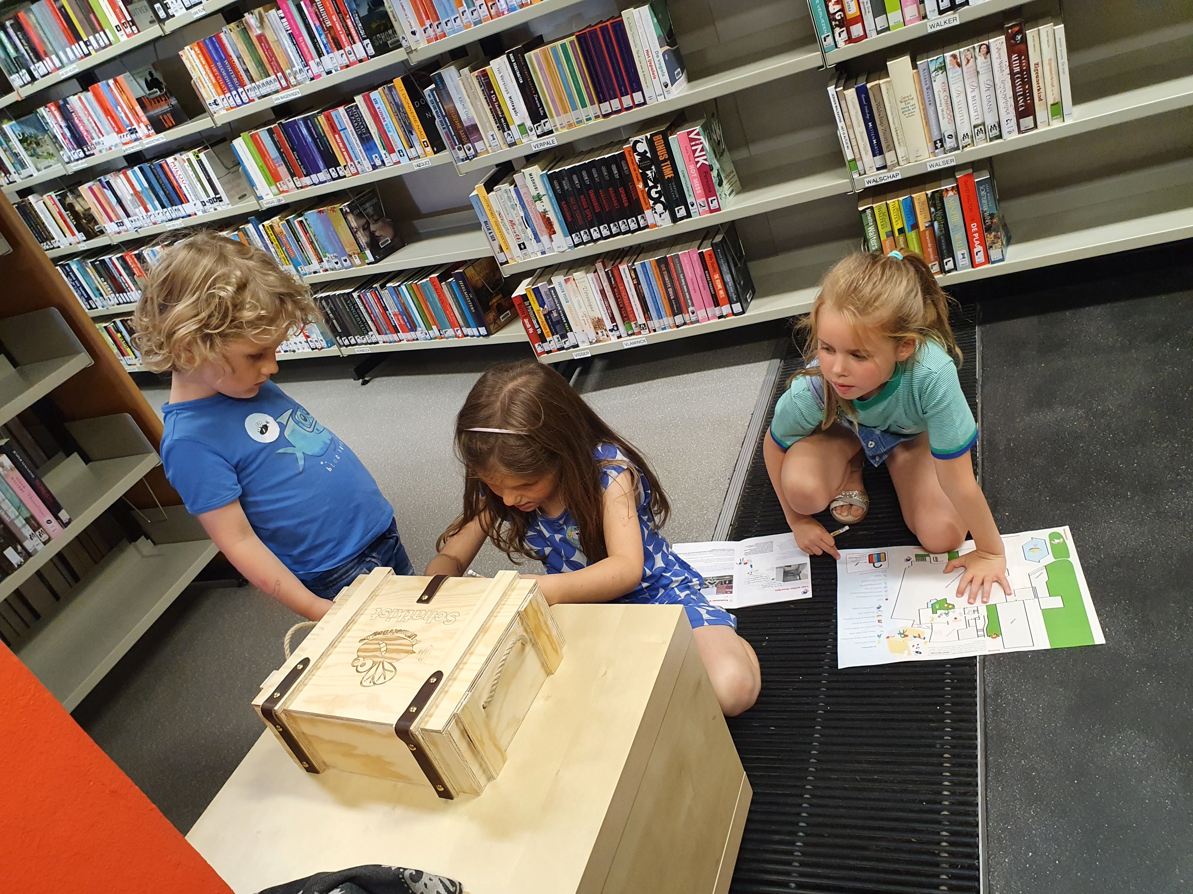 Kinderen die een schatkist openen