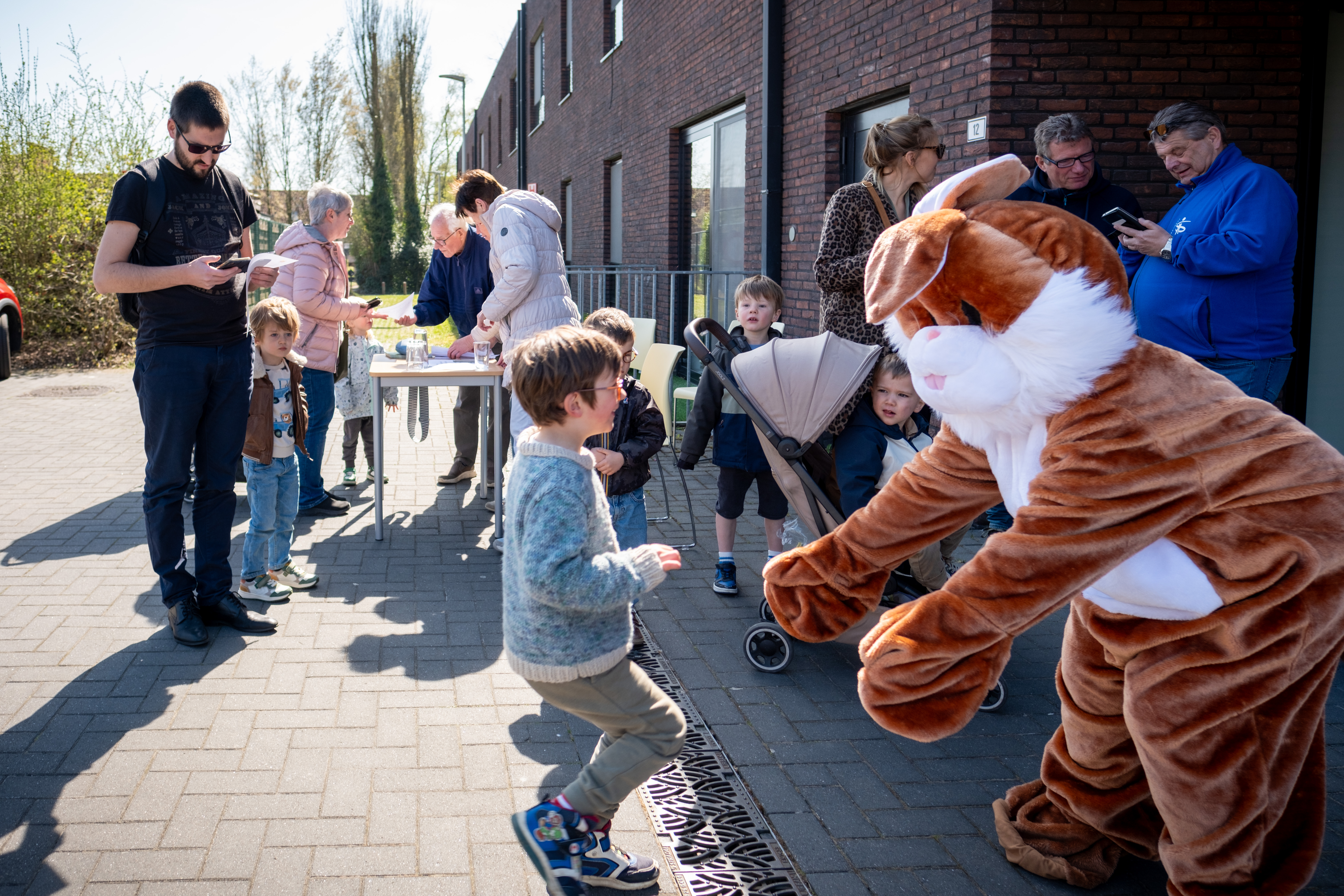de paashaas verwelkomt de deelnemers