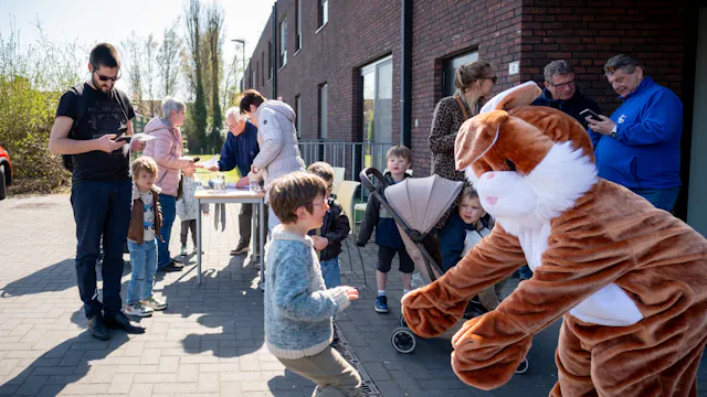 de paashaas verwelkomt de deelnemers