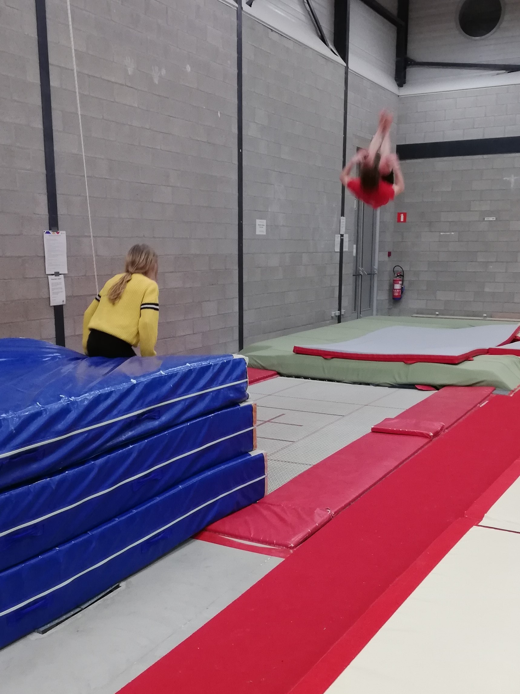 Oefenen op de 2 ingebouwde maxi trampolines