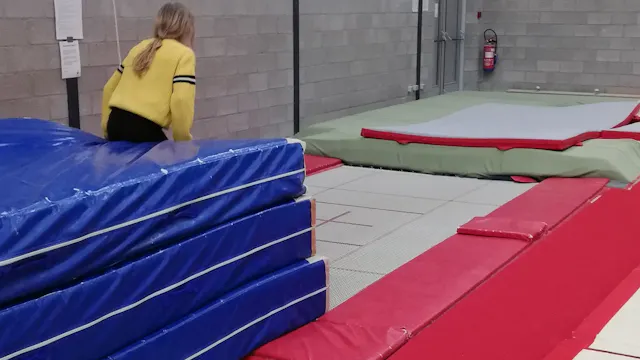 Oefenen op de 2 ingebouwde maxi trampolines