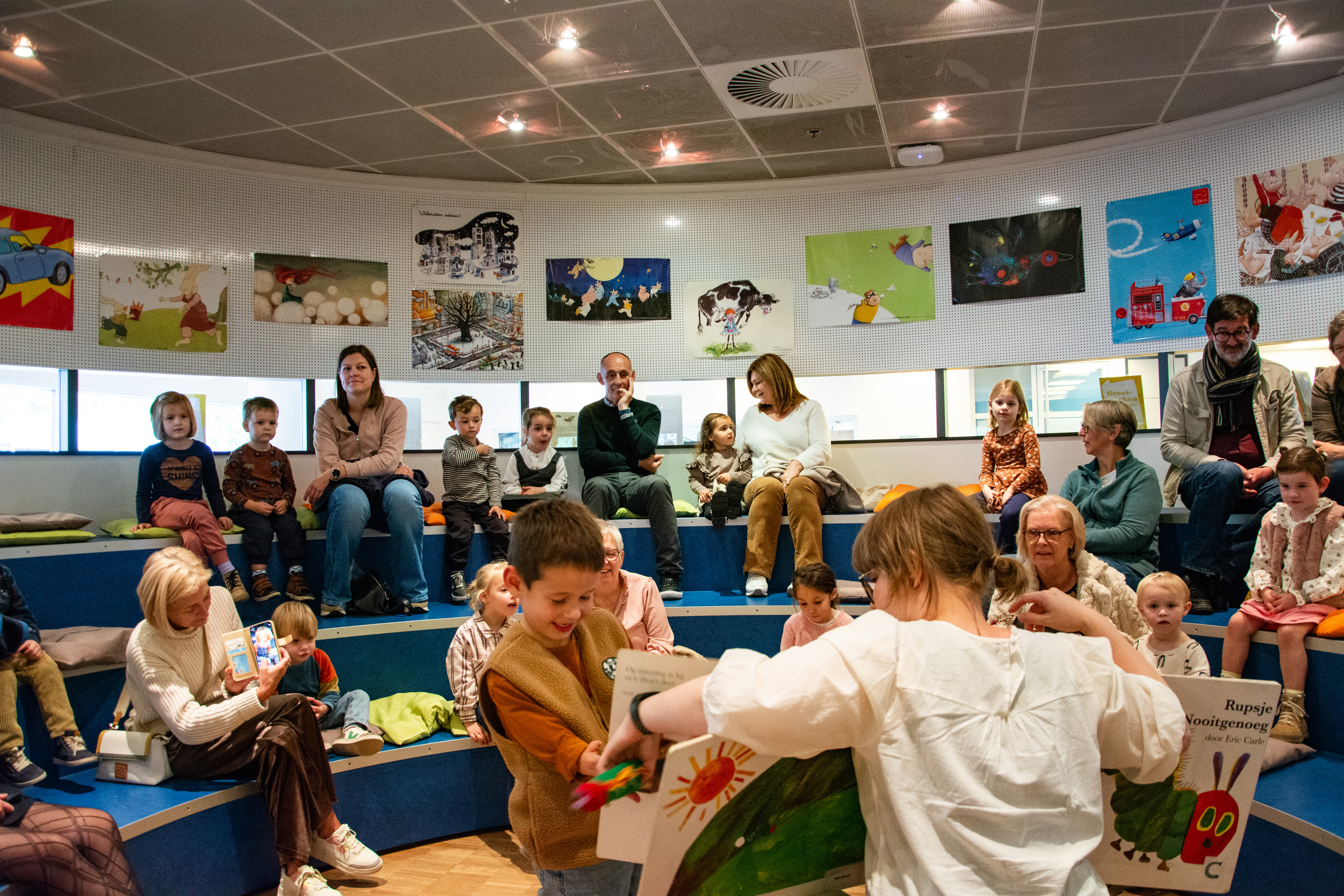 Voorleesmoment in de bibliohteek