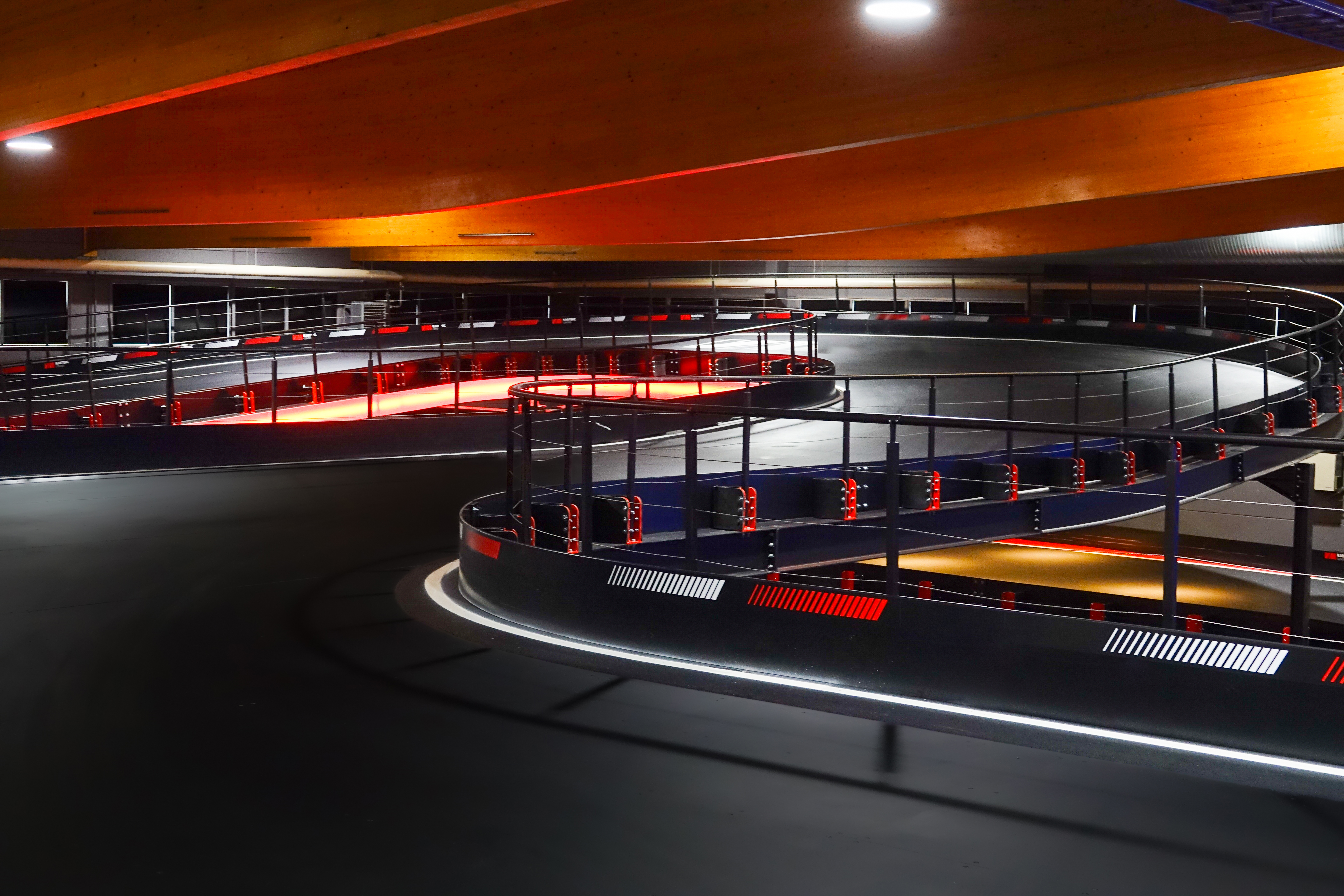 Race over een indoor E-kartingcircuit van 1,1 km.