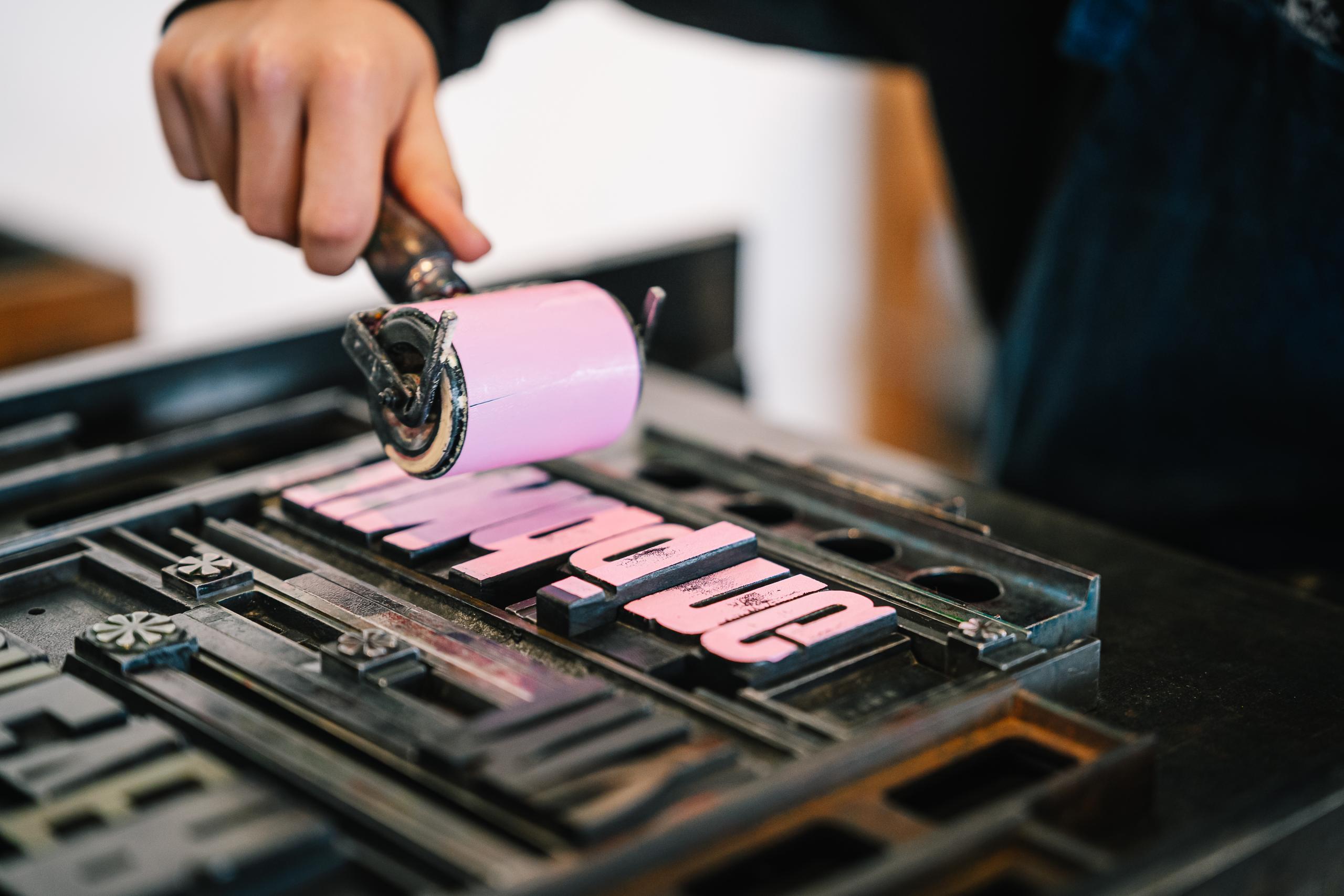 Workshop letterpress in het Industriemuseum - beeld van drukletters en hand