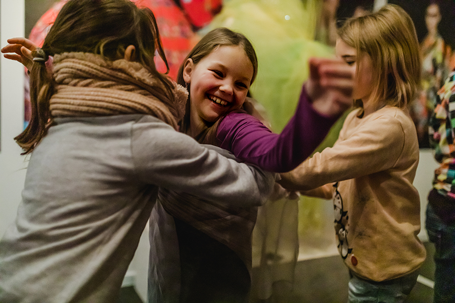 Lagere schoolkinderen tijdens een rondleiding in Modemuseum Hasselt
